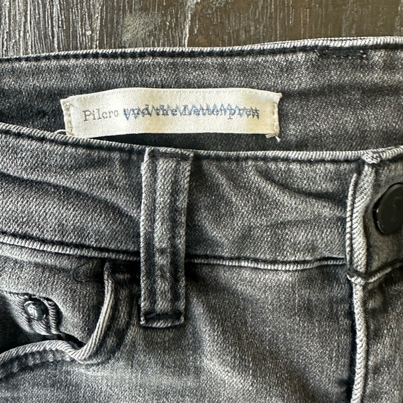 Pilcro Parallel mid-rise ankle fringe jeans, gray wash, size 26W - Picture 4 of 6